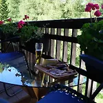 Window On The Mountains Апартаменты *